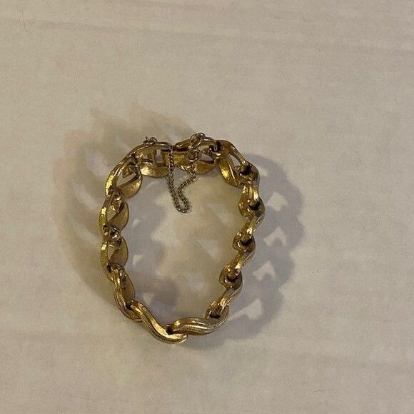 Vintage Monet Signed Gold Tone Chunky Chain Link Bracelet - Picture 2 of 5
